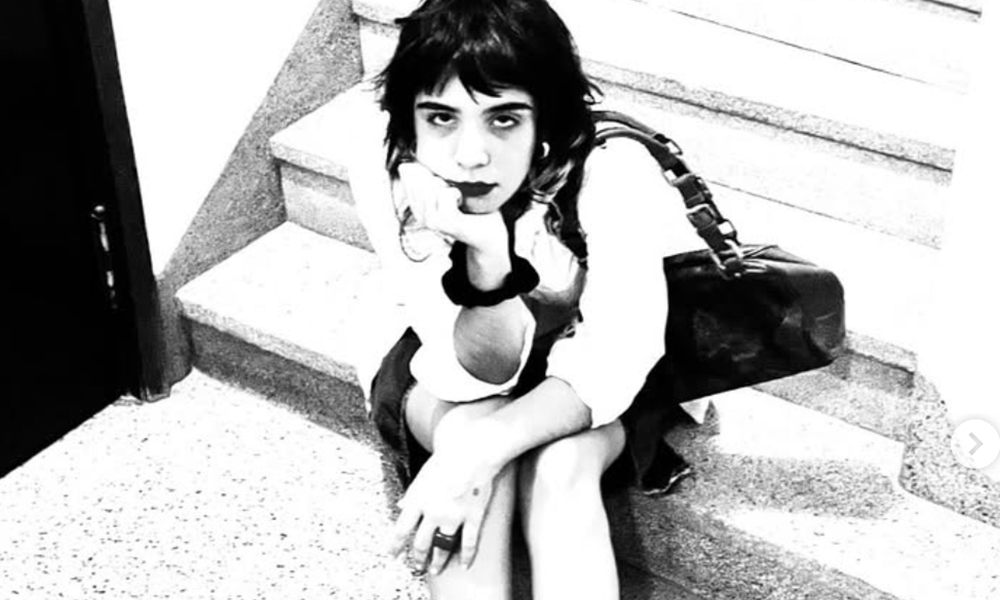 CENA VIVA – “Sentimental e vestida”, multiartista Manu Julian faz show em SP no domingo mirando seu disco solo