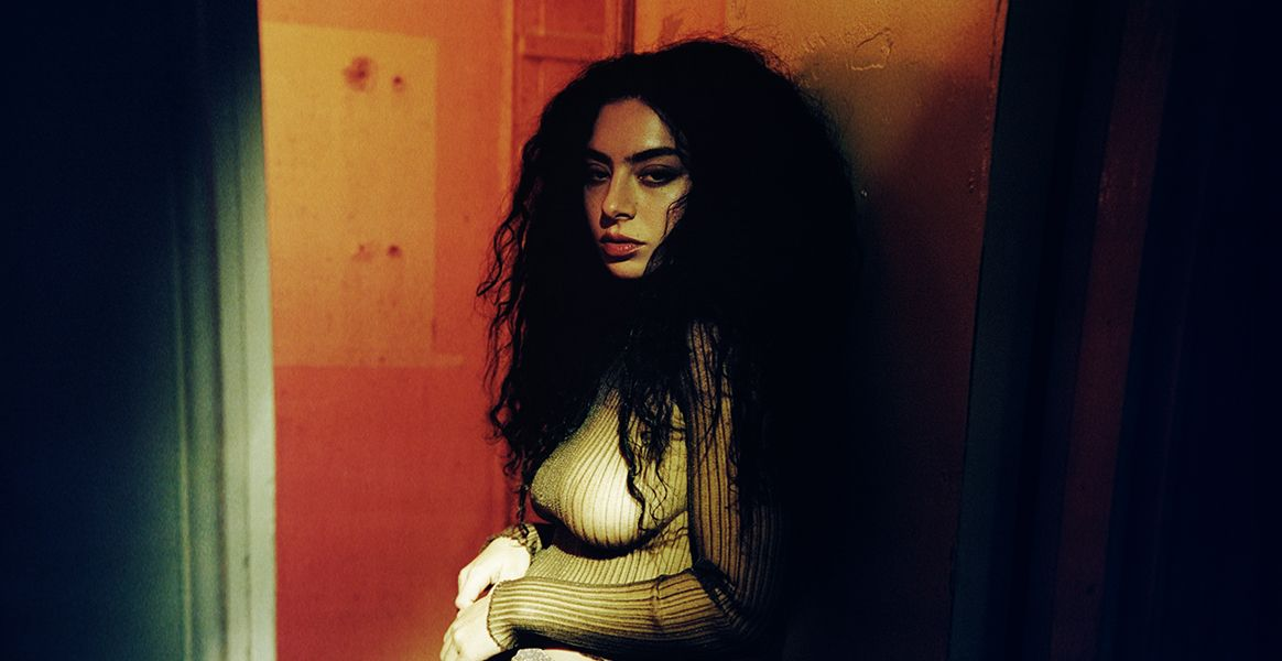 Tchau, “BRAT”. Charli XCX reaparece introspectiva em “Wuthering Heights”, seu novo álbum post-punk que tem John Cale e Sky Ferreira