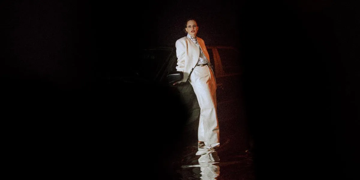 Anna Calvi, versão mãe de família, anuncia novo EP que tem até o Iggy Pop no meio. Ouça e veja a nova “God’s Lonely Man”