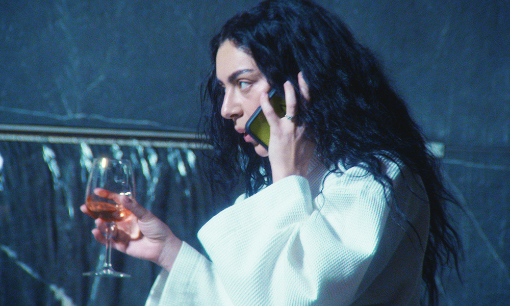 Luz, Câmera, Brat! Filme da Charli XCX reflete o pop com caos e humor constrangedor