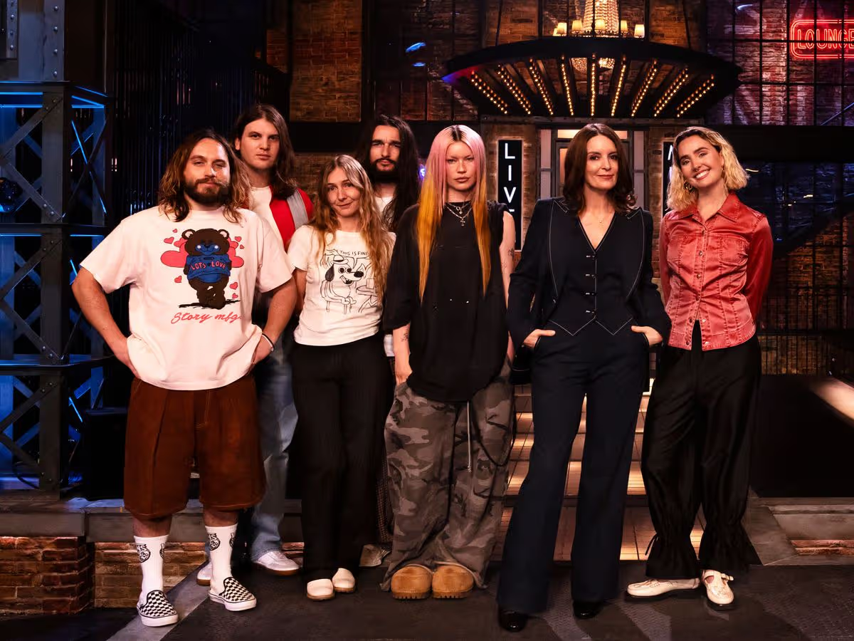 Caótico e lindo, Wet Leg recebe Tina Fey e o Saturtday Night Live em solo britânico