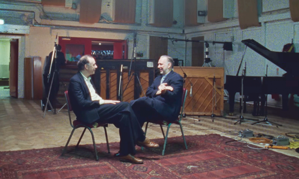 Popnotas – A tour de três pontas da Bella e o Olmo da Bruxa. O 5 Bandas “meets” Bananada que vai acontecer em SP. E a genial rave do Soulwax feita nos… estúdios Abbey Road