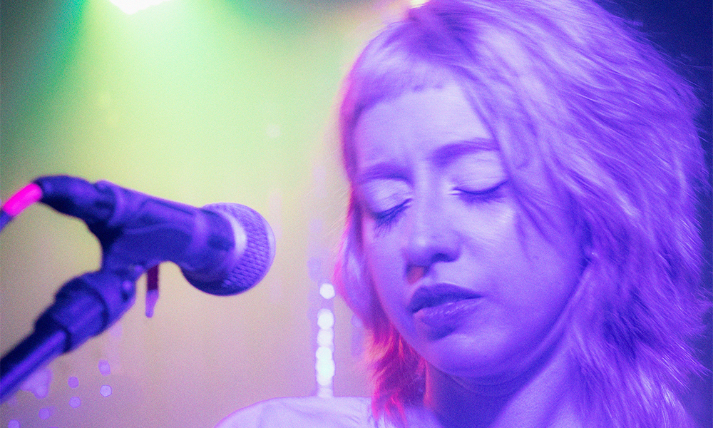 CENA – O intenso disco de estreia da Tiny Bear. Explicado por ela