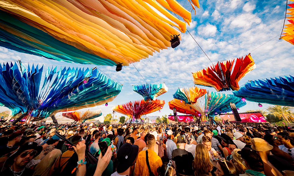 Vamos ver o Coachella? Começa já, já. Hoje tem The XX, Turnstile, Sabrina Carpenter, Devo e Ethel Cain. Festival transmite de hoje a domingo, ao vivo no Youtube, boa parte dos shows de seus SETE palcos