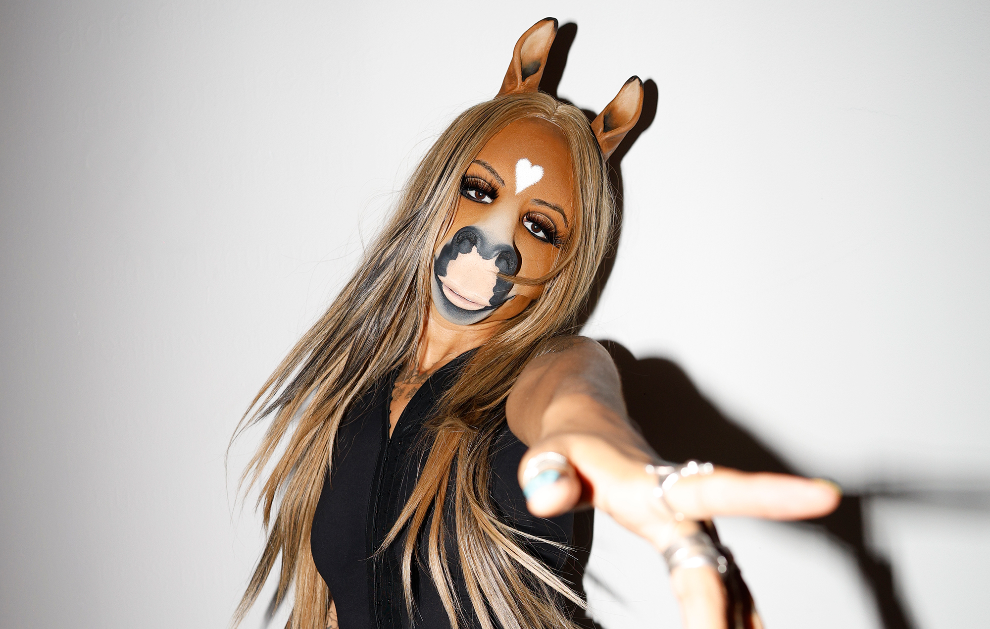 O pop está preparado para a horsegiirL? Artista alemã, que há pouco esteve no Brasil e dividiu o palco com o Wet Leg no Coachella, anuncia disco de estreia