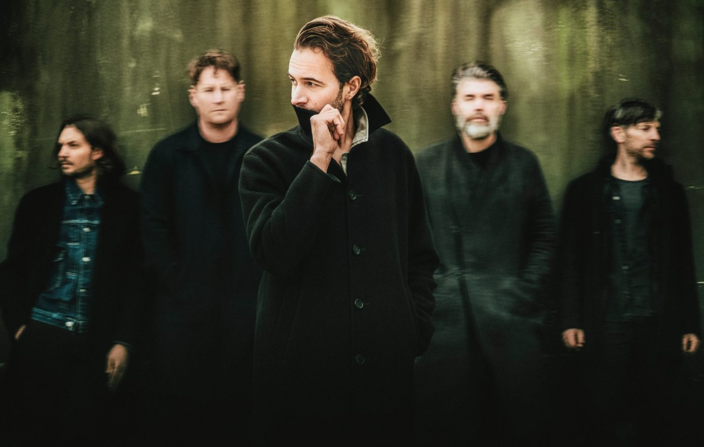 A volta reflexiva do Editors com “Call It In”, single que estará no primeiro disco deles desde 2022