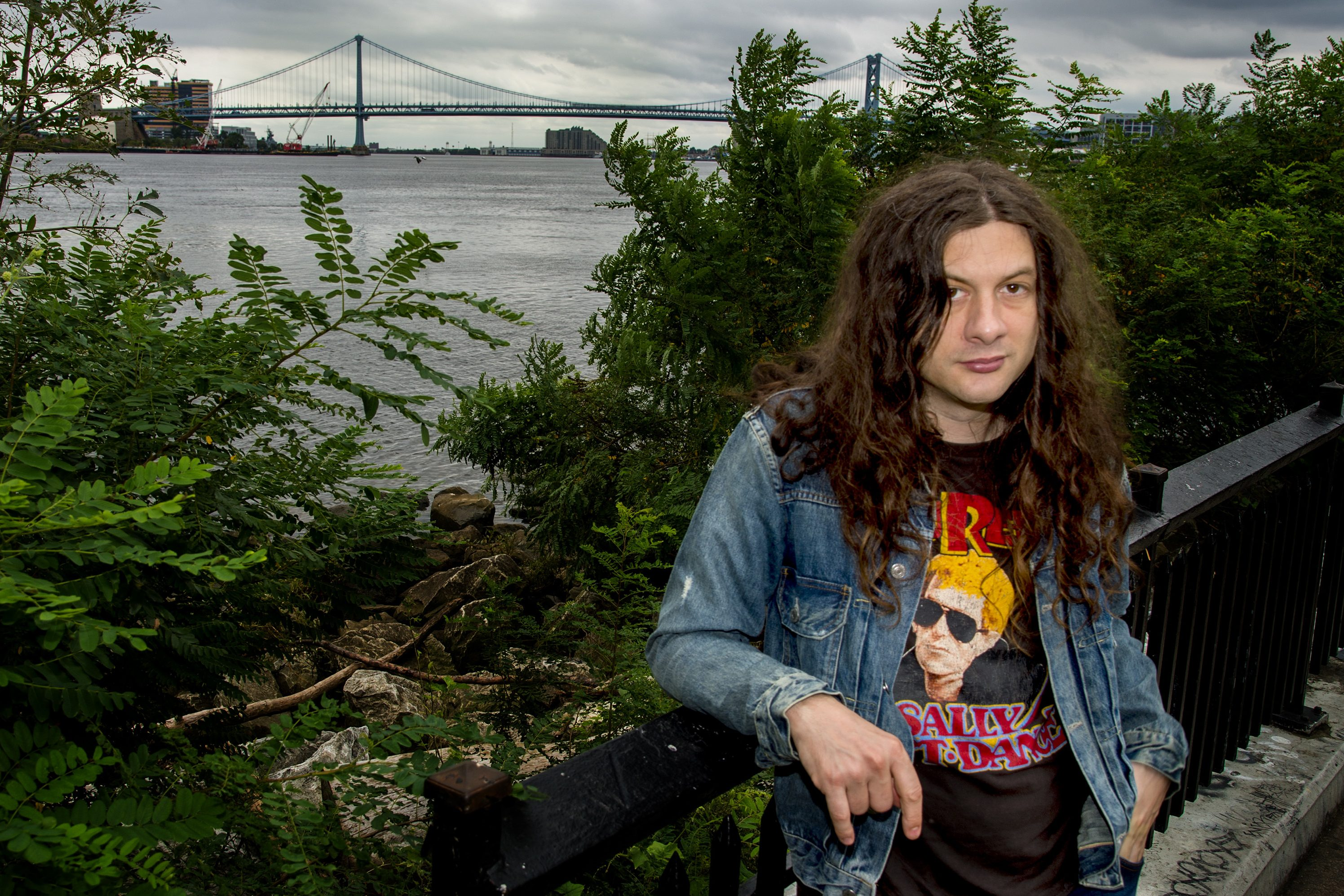 Kurt Vile volta para onde tudo começou e anuncia álbum em homenagem à Filadélfia. Ouça a nova “Chance to Bleed” 