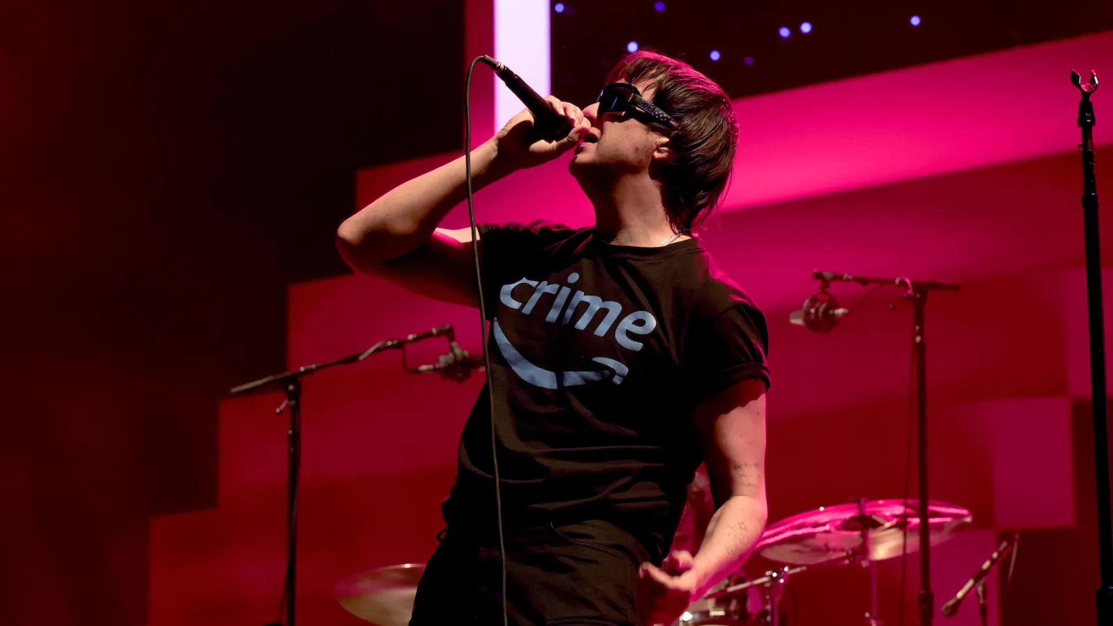 Com viagem marcada para o Brasil, Strokes solta mais um som inédito, lentinho e, claro, com Auto-Tune