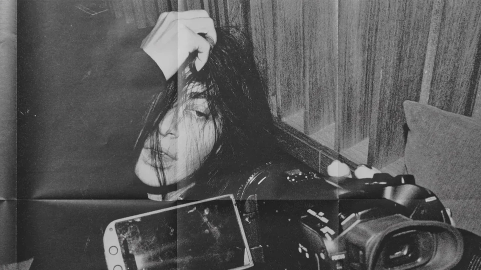 Meia horinha com a Charli XCX, quem não quer? Saiu “Music, Fashion, Film”, o aguardado novo disco cheio de camadas da diva mais indie do pop
