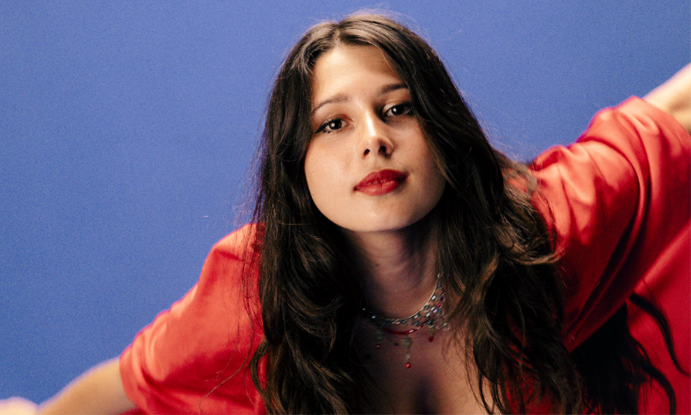 CENA – Júlia Guedes estreia em single triplo mostrando que a nova MPB tem mulheres por trás de todas as escolhas